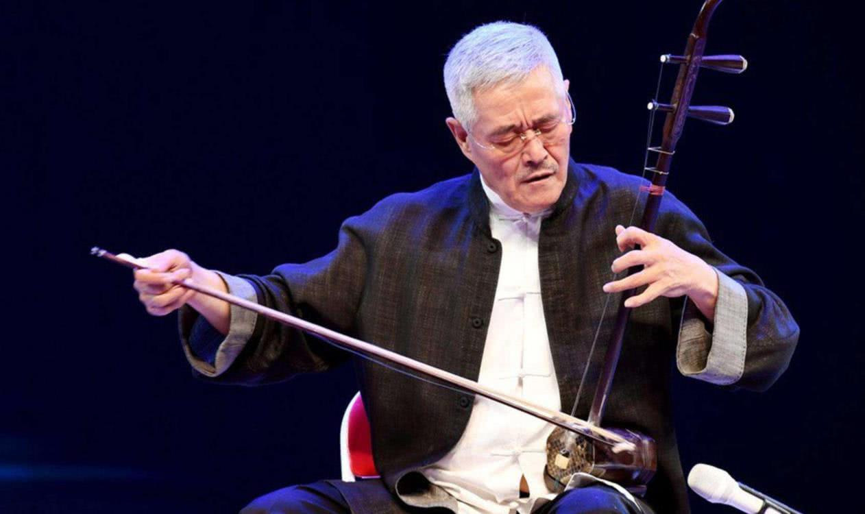 赵本山|赵本山的铜像已经破烂不堪，罕见给活人立像