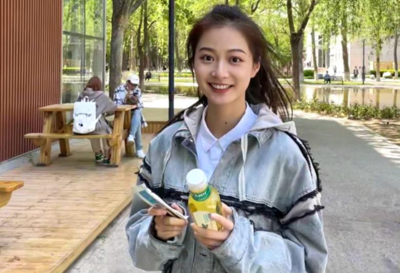 穿衣搭配|冯琳现身晚会主持，又一次艳压群芳惊艳众人，这才是我们该追的星