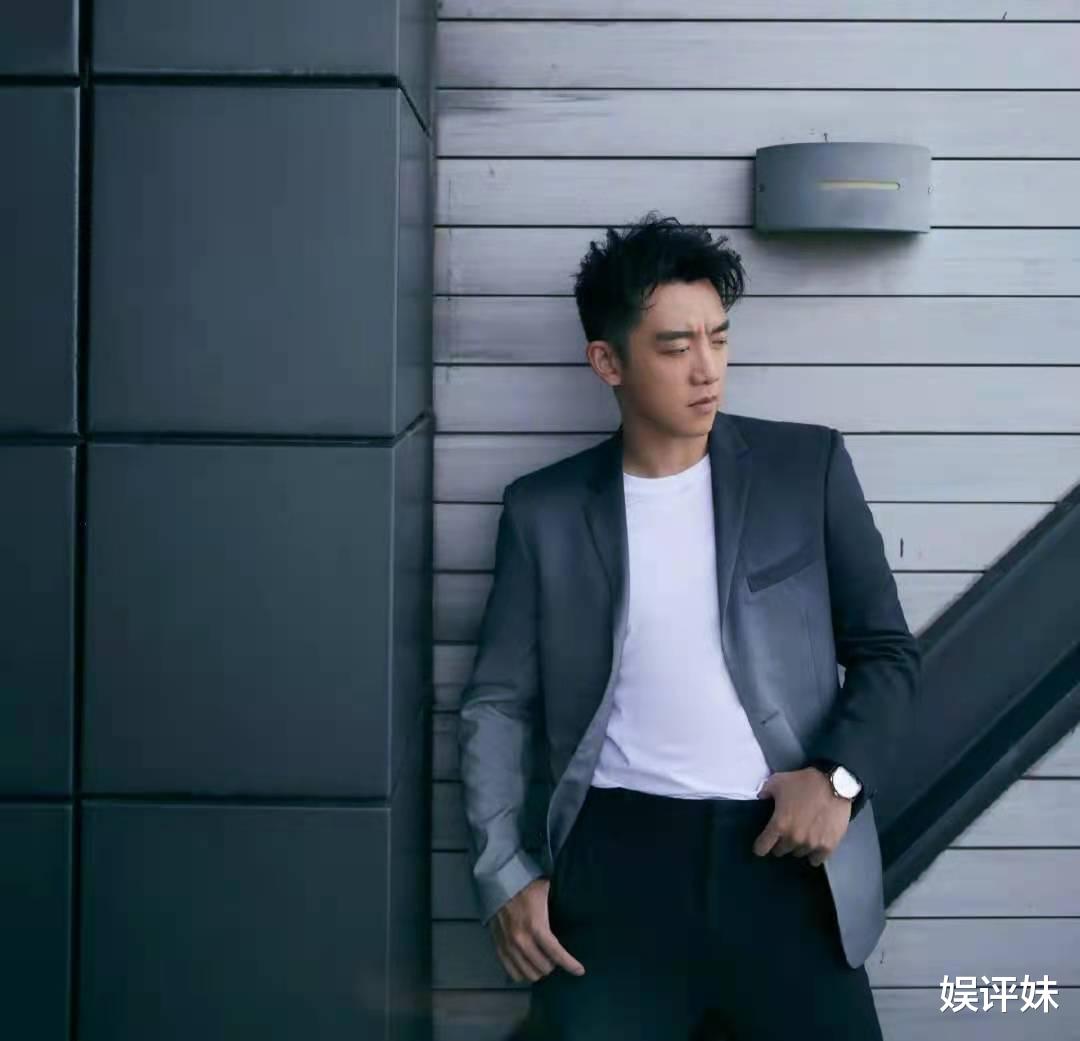 |郑恺瘦身成功后，首晒西装写真，坦言衣服又能穿进去了