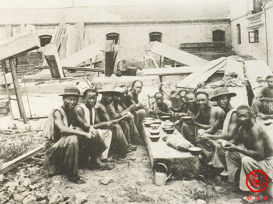 慈禧太后|晚清老照片：戴枷囚徒睡大街，青楼女子在老妈子陪伴下外出应酬