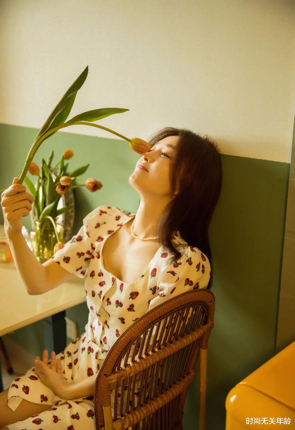 时尚无关年龄|秦岚人到中年仍有少女感,印花裙慵懒随意,活出了女人的自信