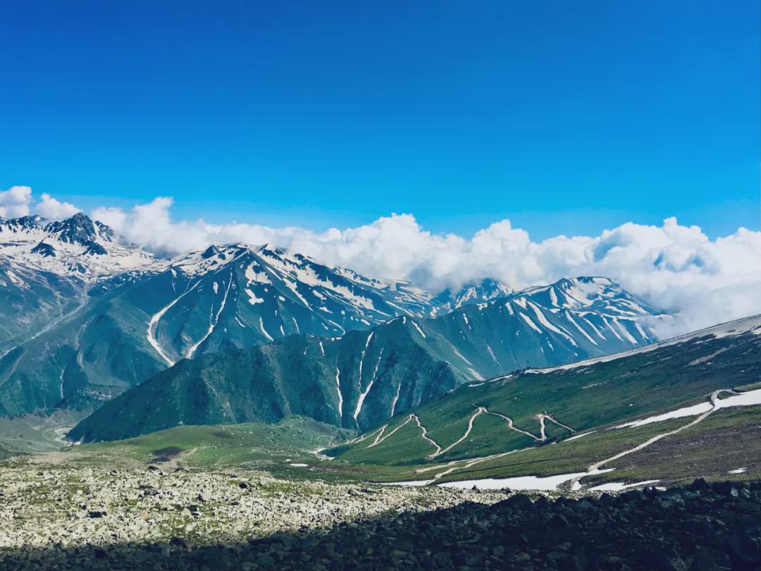 丑故事|闻中 | 漫游喜马拉雅群山,寻访传说中的隐修之地