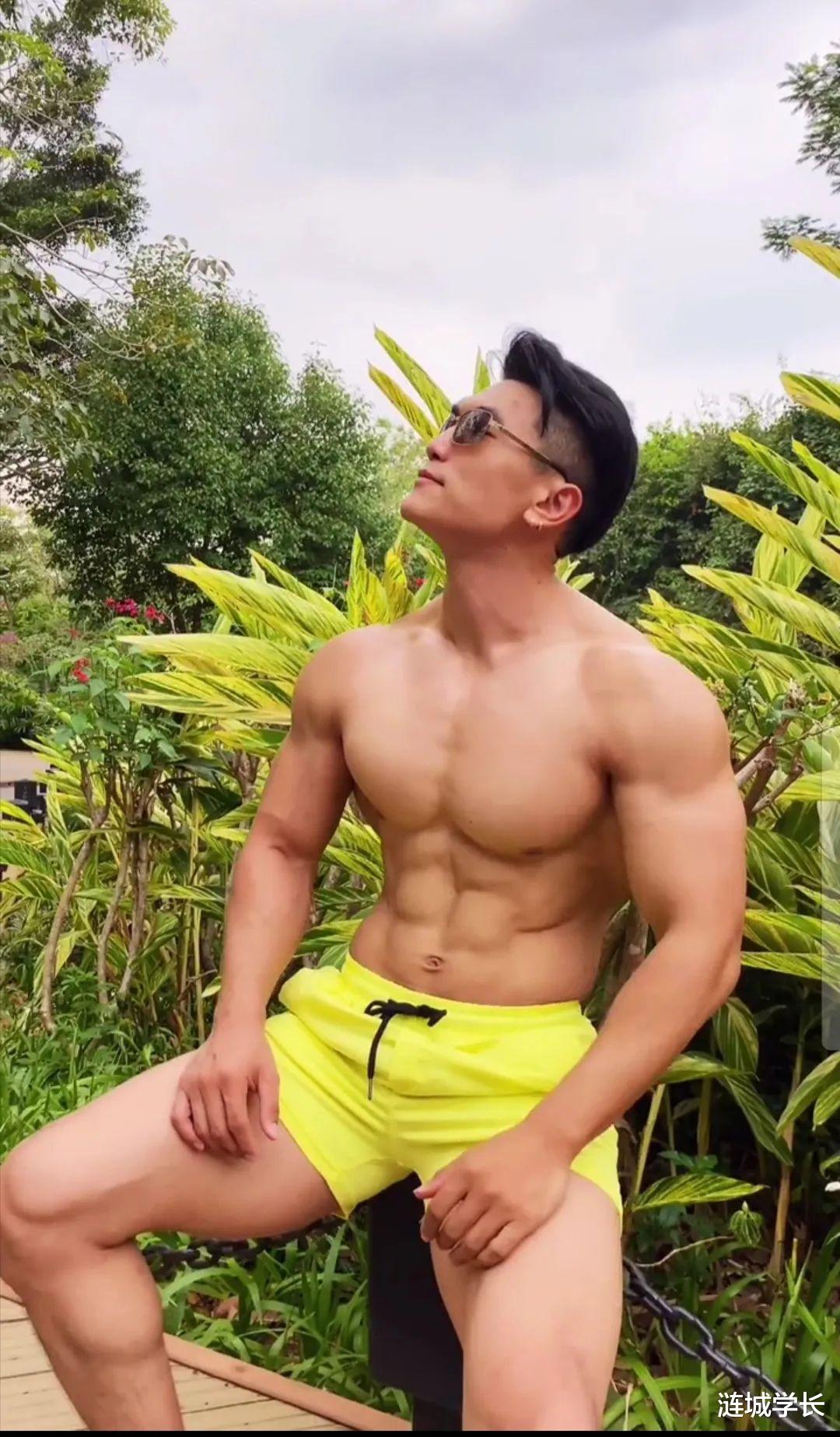 型男|这位戴墨镜的小车司机被扒到了，身材太劲爆了