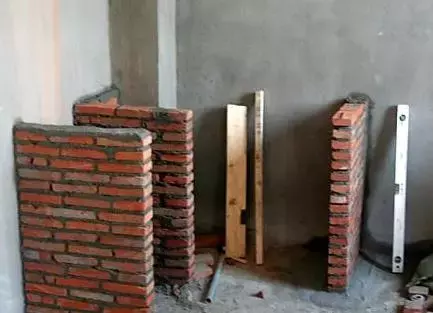 请师傅砌了个瓷砖橱柜,省钱又耐用,邻居们都很羡慕!