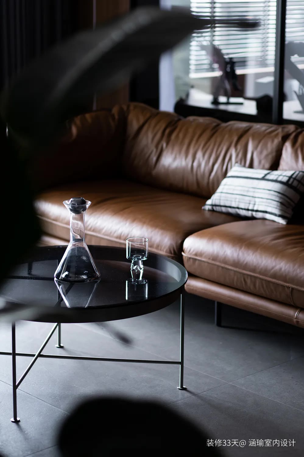 |装修设计：82平现代深色高级质感一人居