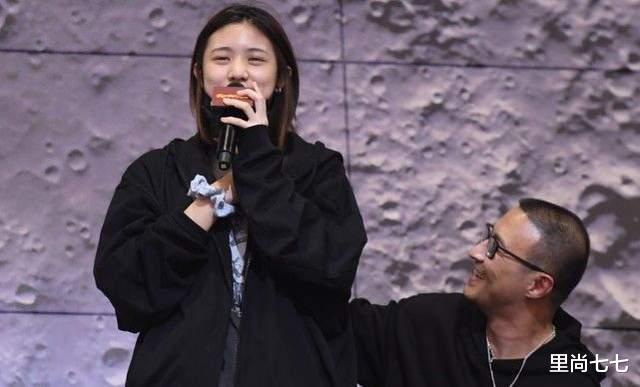 章子怡|汪峰携长女助阵章子怡！小苹果公开首秀超害羞，继母台上母爱爆棚