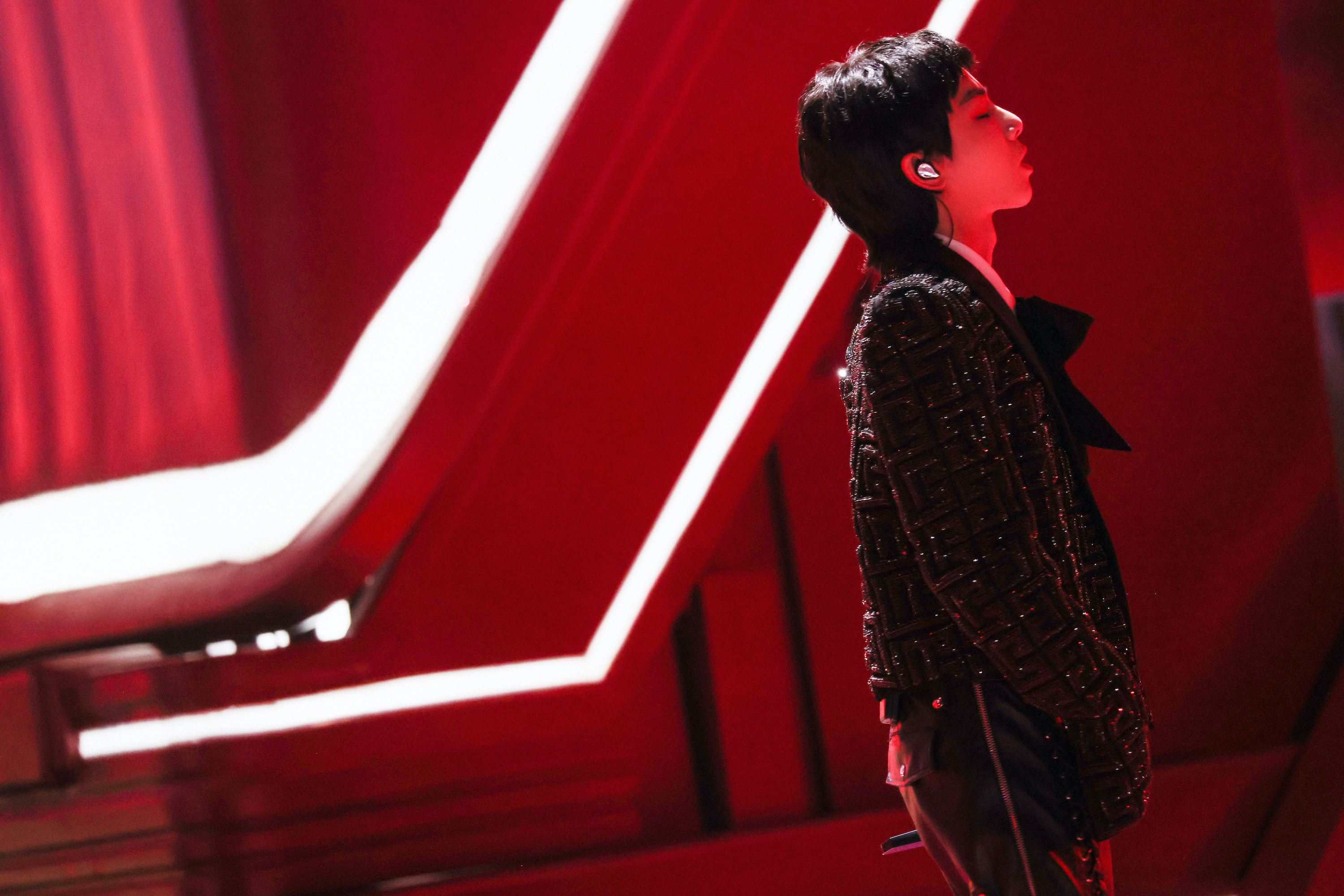 新世界|双十一狂欢夜歌王华晨宇带着《新世界》来了，用实力诠释顶级唱功