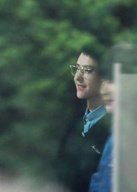 王一博|王一博新发型显脸圆，气质大变险些认不出