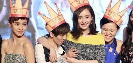 明星|明星们年少无知拍的照片，回过头看，本人也要笑出猪叫声