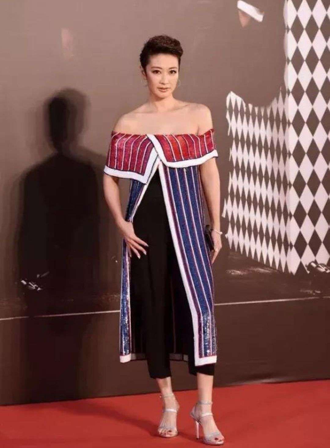 淘鱼时尚 梁静真有自信，裹块“浴巾”就敢走红毯，搭配小黑裤还挺好看的