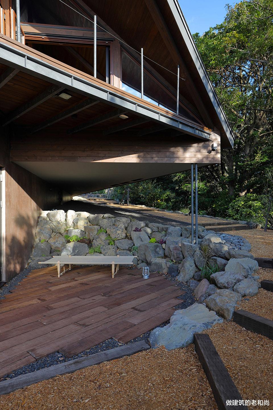 坐落在悬崖边的住宅:透过树林,欣赏远处的海景