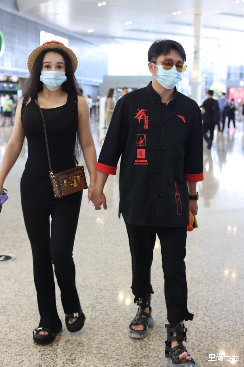 冉莹颖|冉莹颖秀身材上瘾，胖一圈后身材比例失衡，打扮清凉腿部淤青抢镜