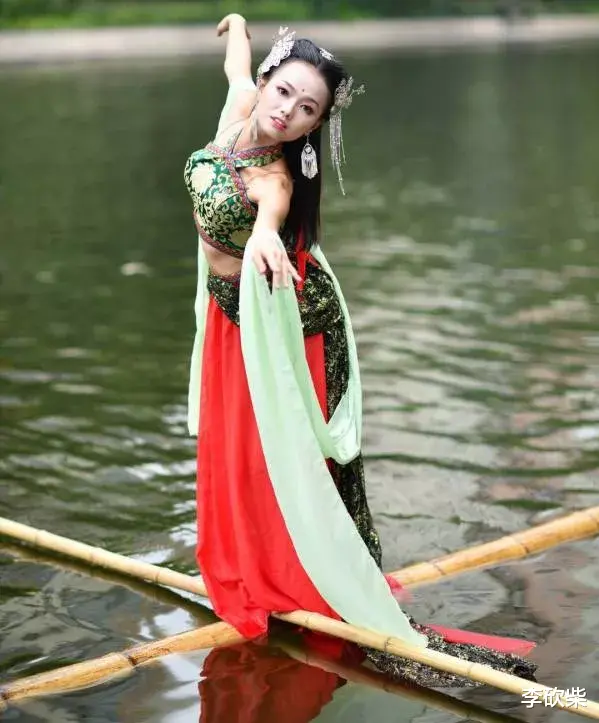 杨柳|踏一根竹子便可在水中跳舞的绝技，这25岁贵州女孩，惊艳了世界