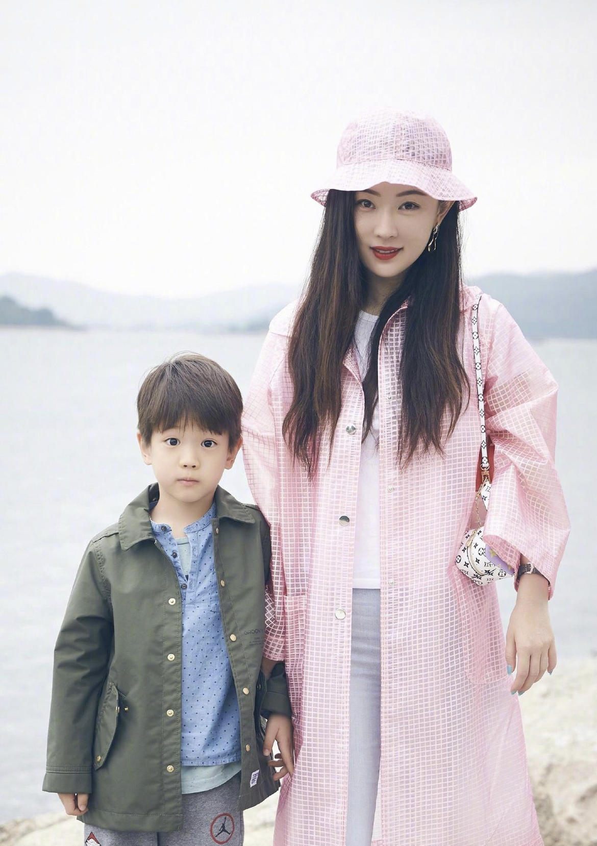 何有强|杜江和娇妻霍思燕出席活动秀恩爱，蓝色衬衫搭配黑色短裙，超洋气