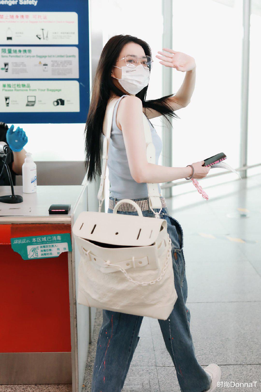 时尚DonnaT|徐璐越来越会打扮了!穿吊带时髦性感,罕见戴透明眼镜变成氛围美女