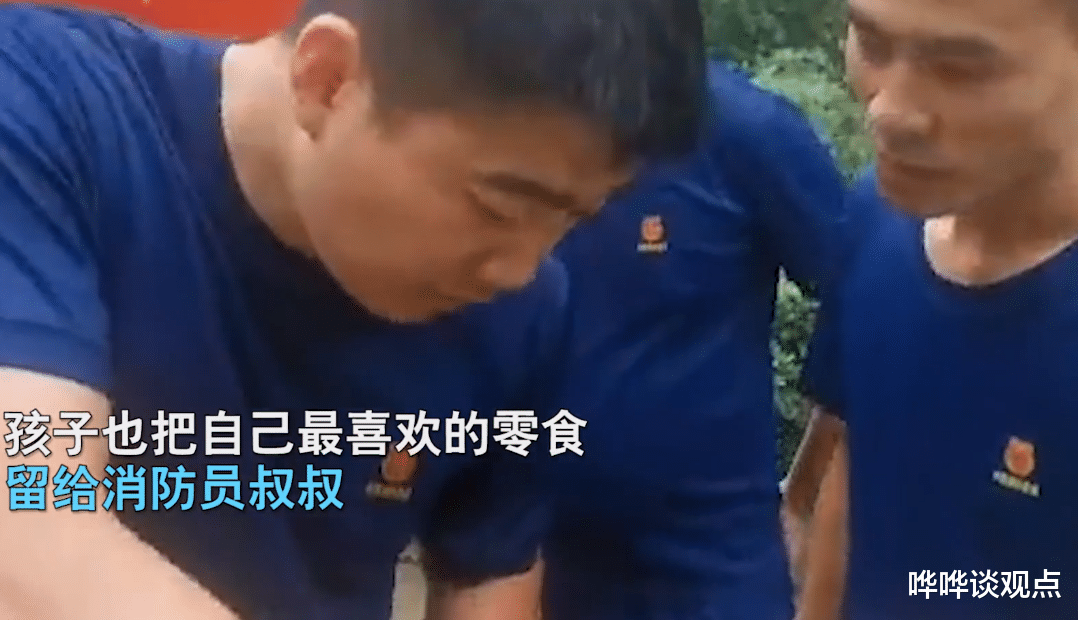 消防员 消防员吃午饭，遇女记者采访，小伙子脸红表示：帮我们买包辣条