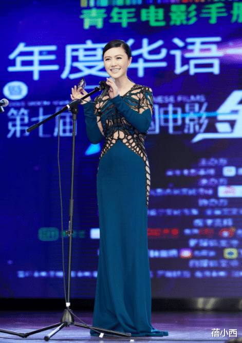 蓓小西|田海蓉年纪越大“尺度”就越大!穿紧身裙多处镂空,人美气质真好