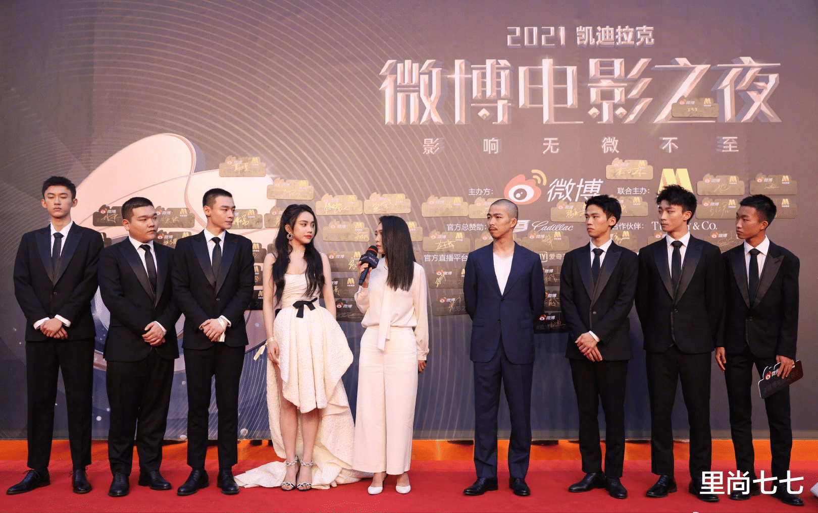 张艺谋|张艺谋让长女独挑大梁，C位独自携谋男团走红毯，换妆后颜值暴跌