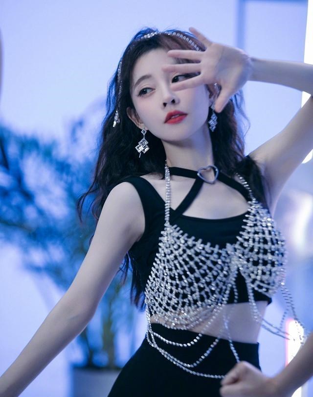 冯提莫|冯提莫全新歌曲《窥》正式上线，MV看点十足，动感舞蹈刷新认知！