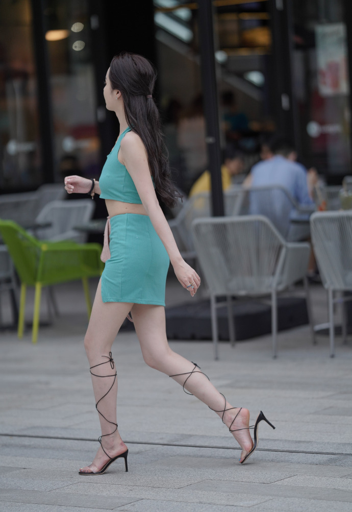 坎叔说时尚|炎热夏天怎么穿？看完小姐姐的穿搭，一下子就懂了！