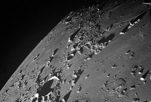 科学家 阿波罗登月遭质疑？对比月球上的五星红旗，为何美国的旗子会飘