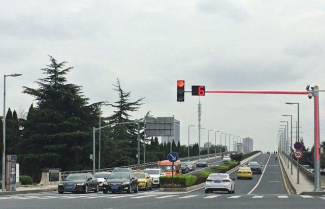 韦欢谈影视 江苏昆山率先试行新式红绿灯,整个电杆都在发光,建议全国推广