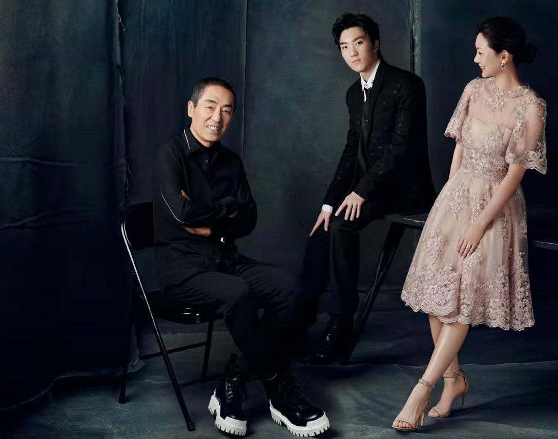 张艺谋|张艺谋娇妻晒照为儿子庆生！穿透视纱裙气质佳，儿子五官立体似雕塑