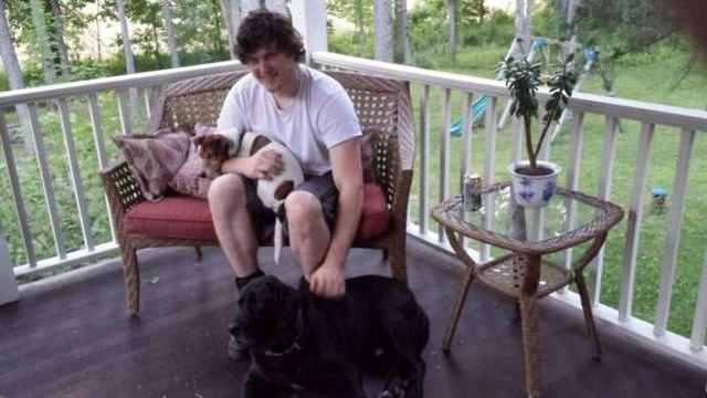 警察|美国醉汉全身涂满洗手液，被警察电击枪射中后燃烧起来