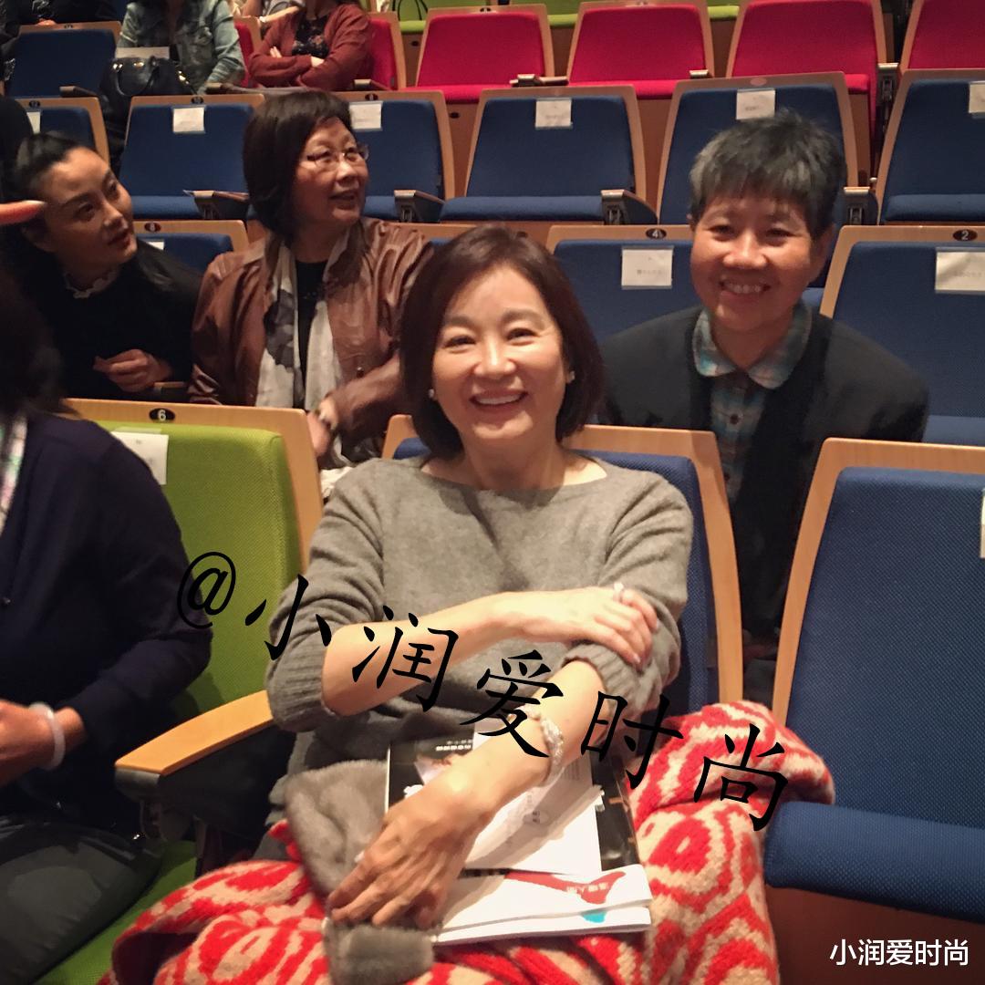 山口百惠|山口百惠林青霞老年接地气，穿羽绒服购物不戴口罩，发福也优雅美