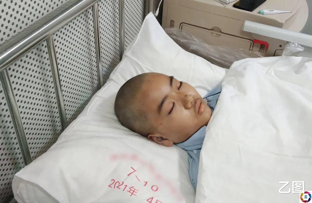 医院|寒风中男子坐在地上啃干馒头，得知他的作息时间后，所有人都心疼