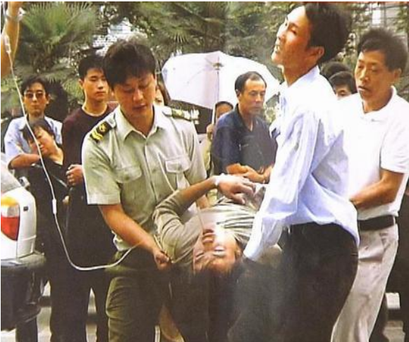 社评之家 2002年南京食物中毒事件解密，500医护人员奋力抢救，42人不幸离世，犯人被判死刑
