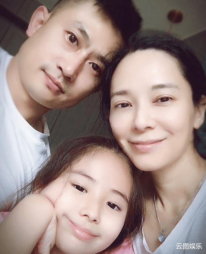 郭羡妮|郭羡妮罕晒全家福，与小6岁老公团聚心情好，结婚10年聚少离多