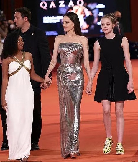 安吉丽娜·朱莉|安吉丽娜朱莉母女三人走红毯！黑人养女美丽冻人，15岁希洛好壮实