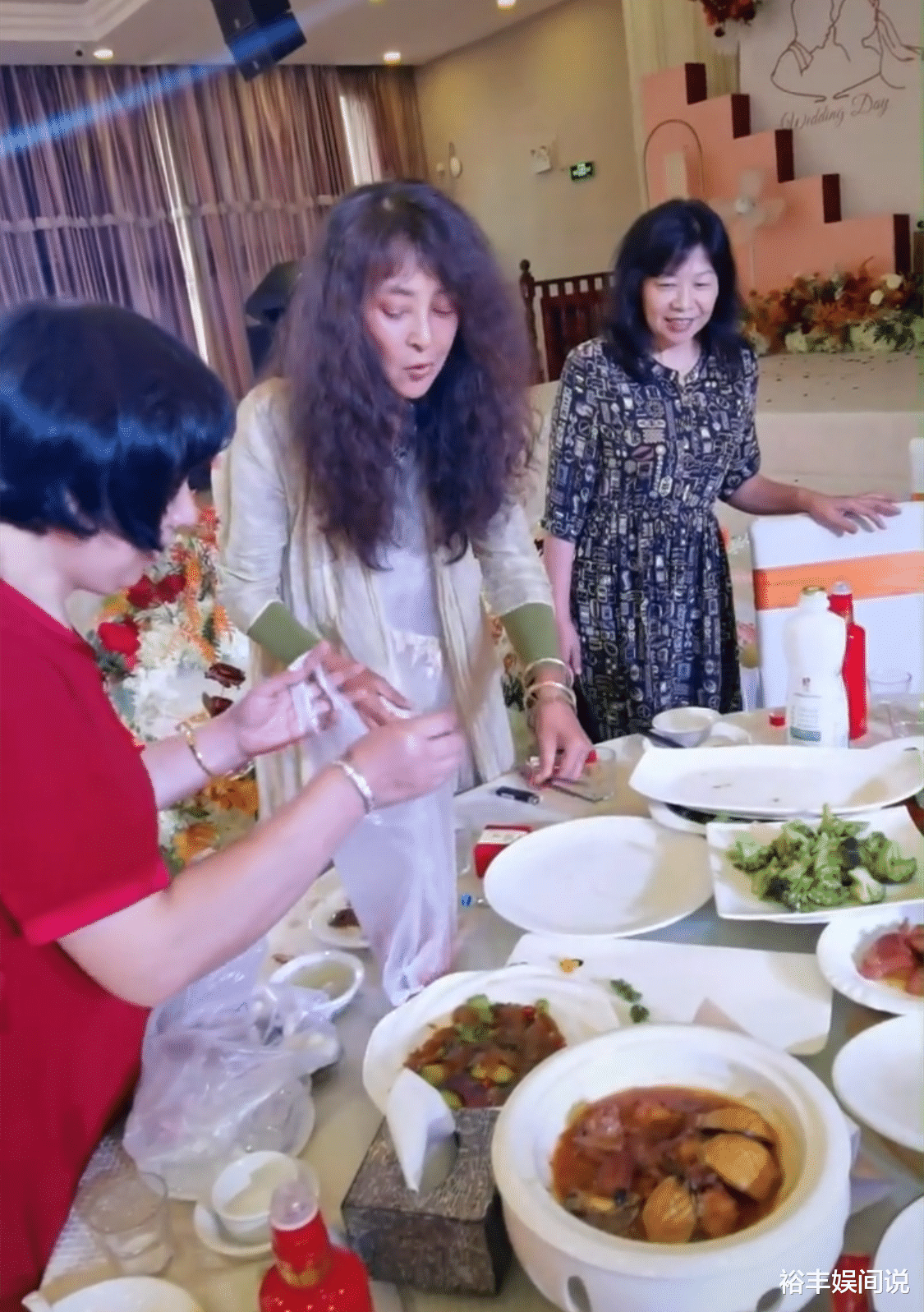 李勤勤|58岁李勤勤婚宴后打包剩饭剩菜，自言别嘲笑我，网友赞打包不丢人