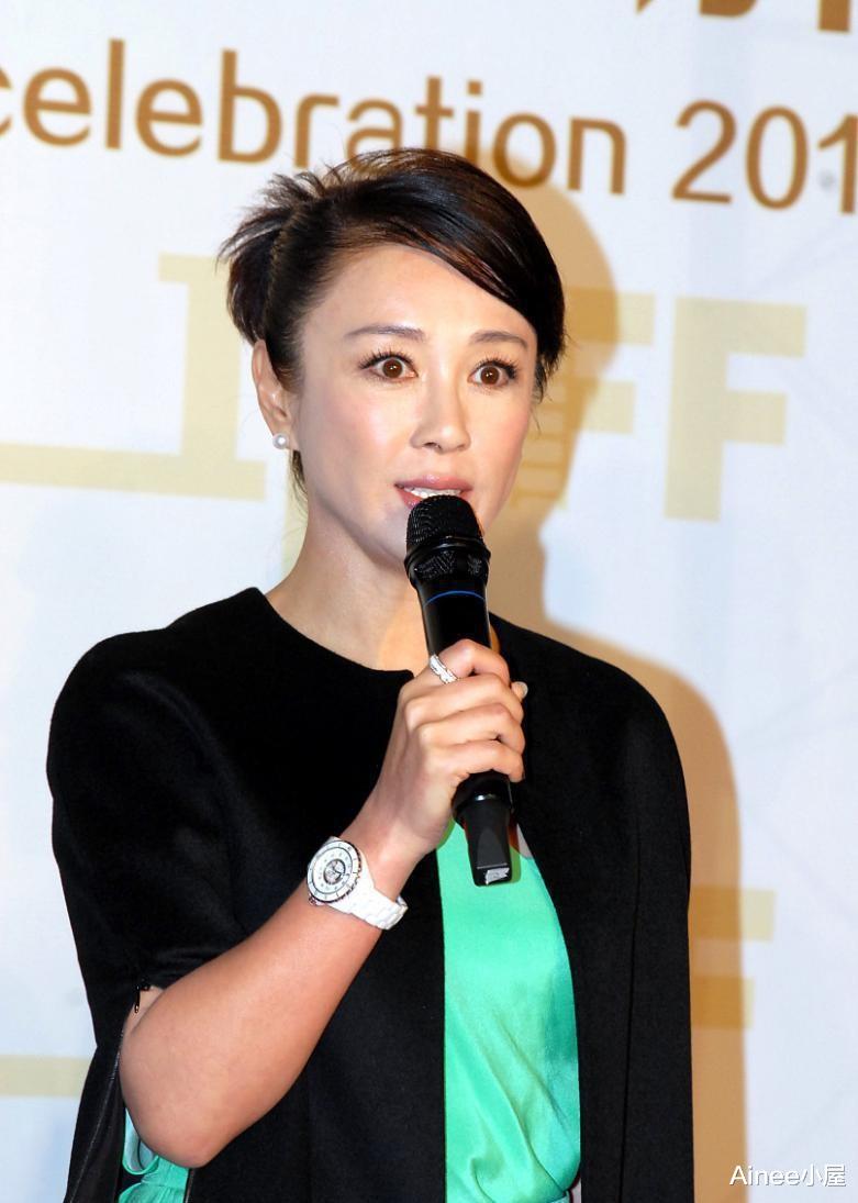 Ainee小屋|傅艺伟不愧是“最美妲己”，紧身裙显得身形圆润，年龄隐藏得好