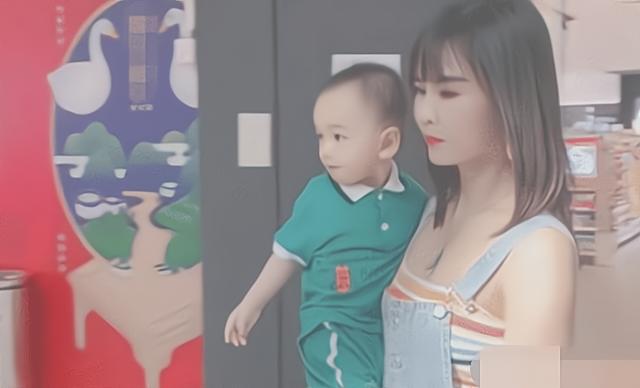 姐姐|“最年轻姥姥”火了！抱外孙逛商场太亮眼，网友：看着像宝妈