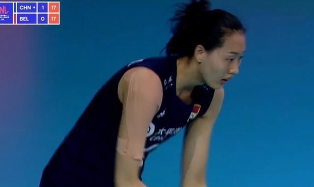 中国队|25-27惜败,中国女排连丢局点:刘晓彤上场改变局势,一传太差了