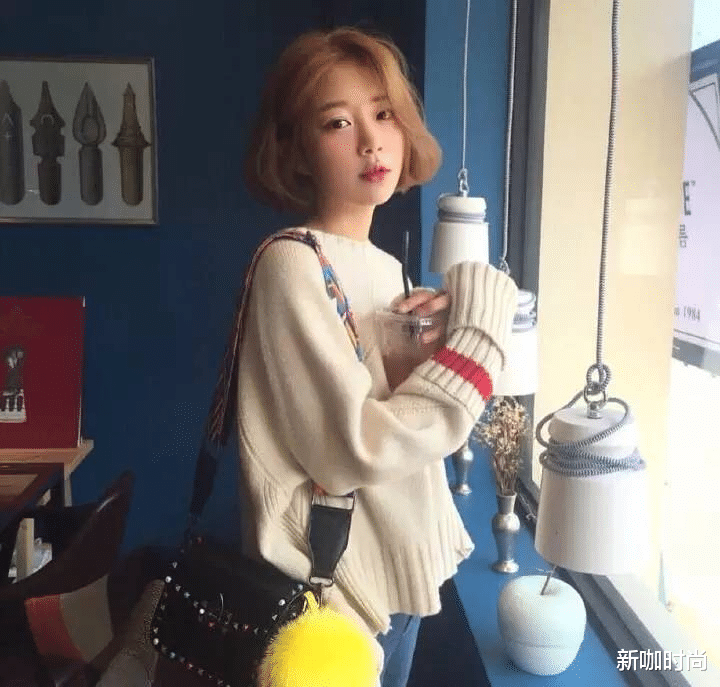 短发|古力娜扎剪短发更高级，灰色披肩搭蓝色牛仔裤，我还以为是超模