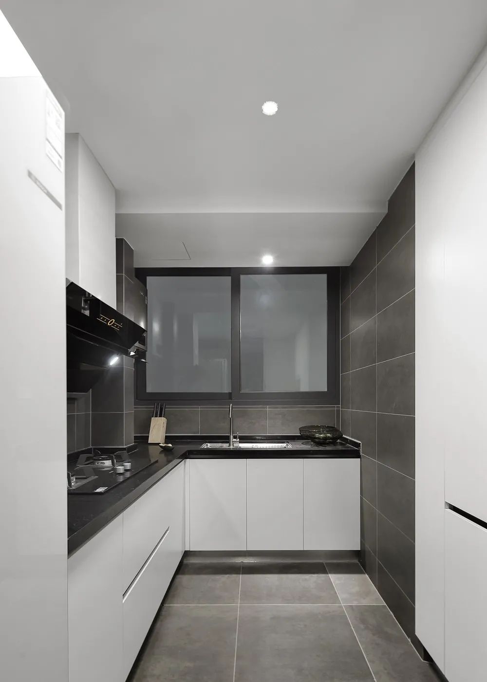 90m2大白墙+水泥灰:这个一人居的留白小家,氛围感拿捏了!