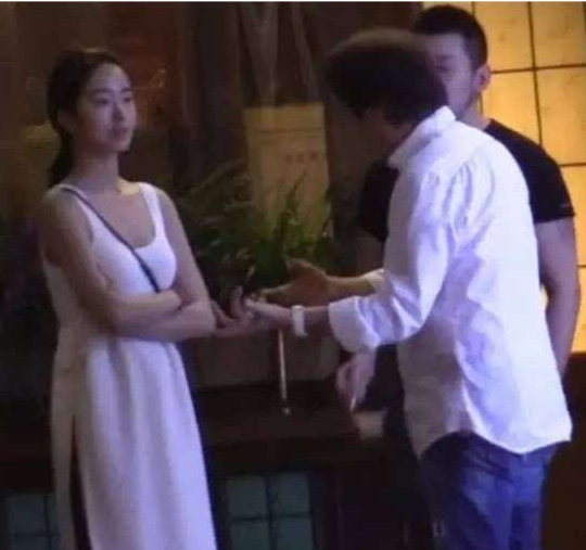 谢娜|花20年力捧刘亦菲的陈金飞, 为何\养大\刘亦菲后, 却转身娶了杨采钰