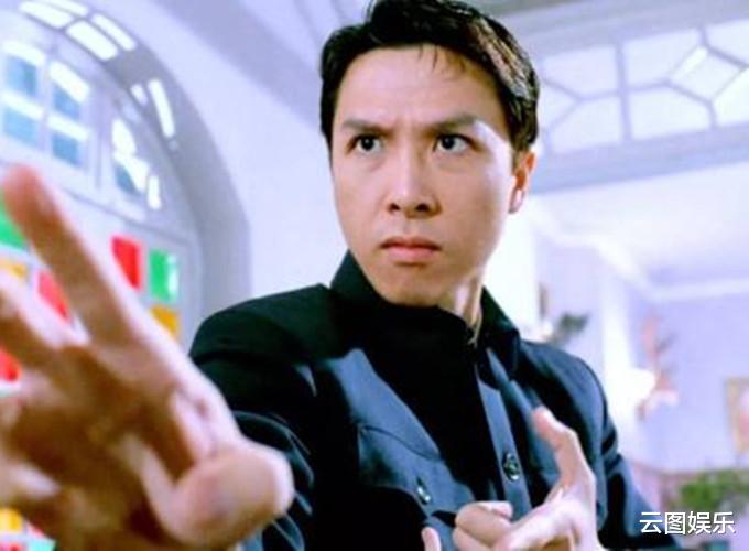 甄子丹|甄子丹大6岁岳母近照曝光，冻龄有术气质好，与俩女儿同框似姐妹