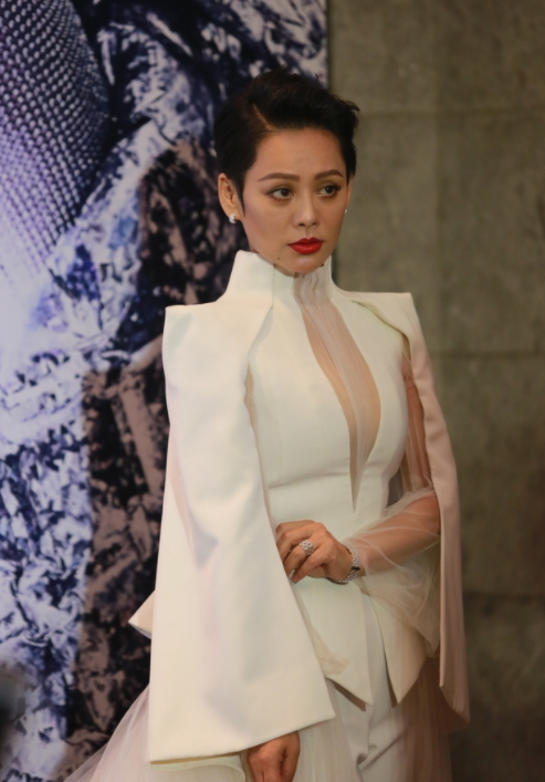 穿衣搭配 49岁的宁静穿衣太霸气，一袭斗篷西装配纱裙，女王范儿十足！