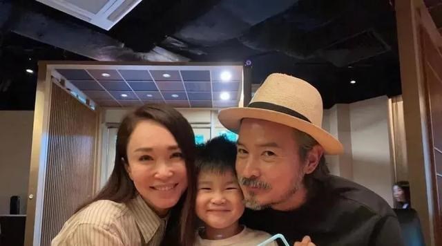 清浅微笑的我|范文芳保养有道，这脸蛋哪里是当奶奶的年纪，穿紧身衣简直美炸