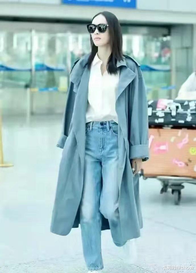 卡莉时尚show|童瑶摆脱“小章子怡”标签，穿极简黑+白时髦大气，自信有辨识度
