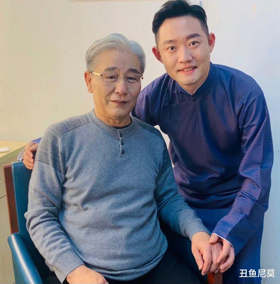 春晚|72岁相声大家赵伟洲罕见现身德云社相声春晚，与高峰合影气色不错