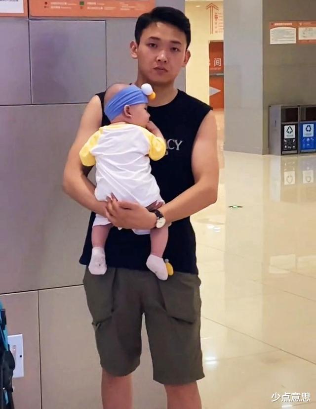 四川省 四川：父子俩沉迷小姐姐跳舞无法自拔，被妻子发现后，一脸尴尬