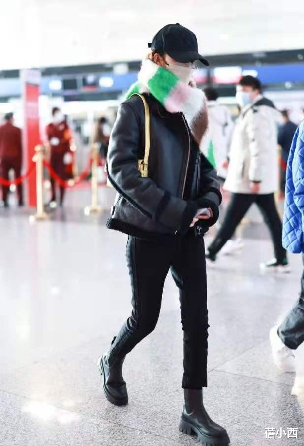 李沁|李沁真的太会穿了，皮毛一体外套+撞色围巾，简约时髦还特显气场