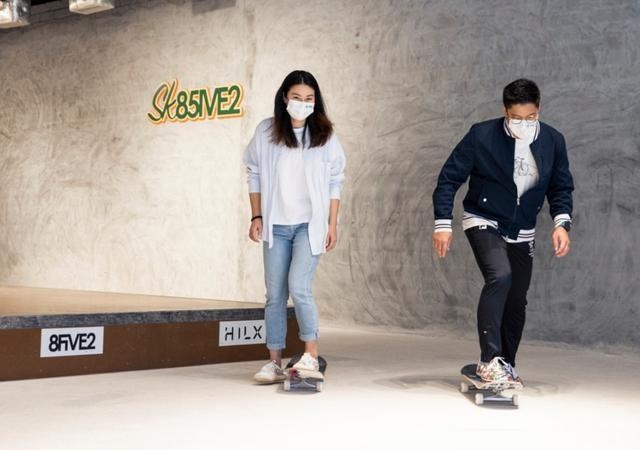 一街拍|郭晶晶霍启刚帅气玩滑板，郭晶晶穿55元国货鞋，豪门阔太超朴实！