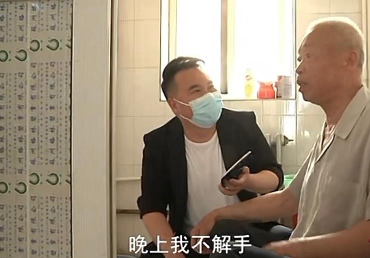 儿子做饭父亲监视:燃气只能开45度角,马桶不让用 儿子:像蹲监狱