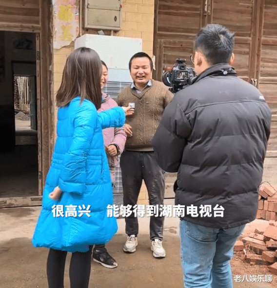 人物设定|牛爱芳夫妇被电视台采访？女记者被质疑无证无台标，网友：新演员